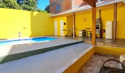 Casa térrea com piscina