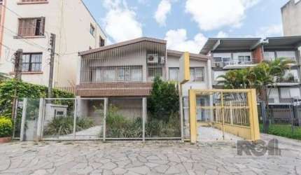 Casa deslumbrante no bairro Petrópolis, imediações da Bela Vista.&lt;BR&gt;&lt;BR&gt;Localizada na Avenida Coronel Lucas de Oliveira, entre a Avenida Protásio Alves e a Neusa Goulart Brizolla e antes 