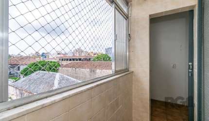 AP NA CIDADE BAIXA C/PREÇO DIFERENCIADO&lt;BR&gt;&lt;BR&gt;Apartamento de 2 dormitórios, de fundos, sol da manhã e tarde, com living de 2 ambientes, banheiro social, cozinha, área de serviço separada 