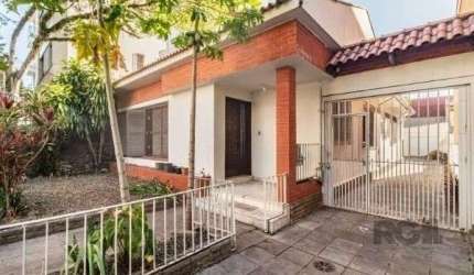 Ótimo casa no bairro São João, com 210m² construídos, em terreno com 430m² (11x39m), com 3 dormitórios a amplo pátio. Possui hall de entrada, ampla sala de estar, sala de jantar, 3 dormitórios sendo 1