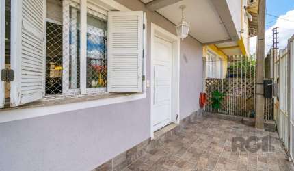 Ótima casa/sobrado no Parque Santa Fé, com 91m² privativos, de 2 pavimentos, com 3 dormitórios e vaga. Possui no andar térreo: sala ampla para 2 ambientes com sala de estar e sala de jantar, lavabo, c