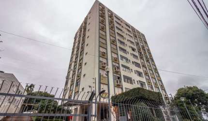 Ótimo e amplo apartamento no bairro Medianeira, de frente, com 3 dormitórios e vaga. Possui living amplo para 2 ambientes, 3 dormitórios sendo 1 suíte, banheiro social, cozinha espaçosa, área de servi