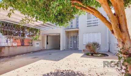 Ótimo sobrado com 221m&lt;BR&gt;Na parte inferior possui um living com 2 ambientes, lareira, lavabo, cozinha com armários planejados, despensa.&lt;BR&gt;Na parte superior, estar íntimo, 3 dormitórios,