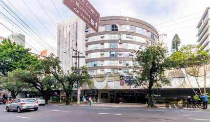 Excelente oportunidade de investimento! Loja à venda no Edificio Central Park Gallery, localizado na Rua Mostardeiro, bairro Rio Branco. Com área privativa de 26.64m² e área total de 49.93m², essa loj