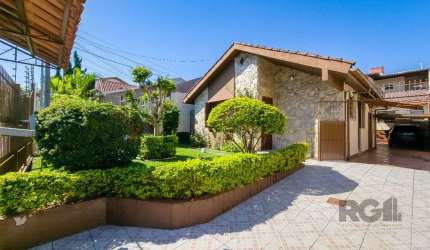Casa de alvenaria com lindo jardim.&lt;BR&gt; Possuí dois dormitórios, living para estar e jantar, cozinha, banheiro social e lavanderia. &lt;BR&gt;Casa nos fundos de dois andares, com sala de Jantar,