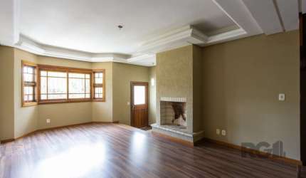 Linda casa a venda no Bairro mais charmoso de Porto Alegre&lt;BR&gt;Casa com 4 dormiotrios, sendo duas suites,banheira de hidromassagem,um suite com lareira, closet, e sacada.&lt;BR&gt;Com duas vagas 