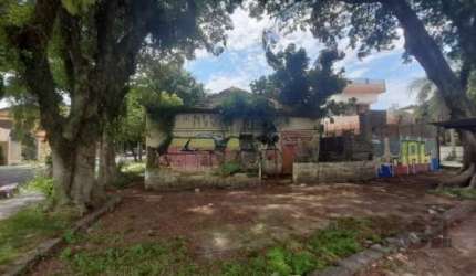 Terreno de esquina, em Ipanema na zona sul de Porto Alegre!  Com uma localização privilegiada, a poucos metros do Ipanema Sports, próximo a escolas, supermercados e áreas de lazer, este terreno oferec