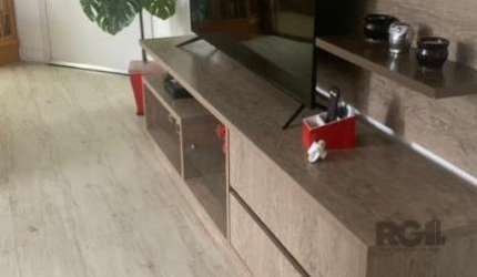 Ótimo apartamento de 3 dormitórios com piso laminado vinilico,  reformado Possui uma sala ampla, cozinha com móveis planejados, área de serviço. térreo, 1 vaga rotativa. O condomínio possuí, salão de 