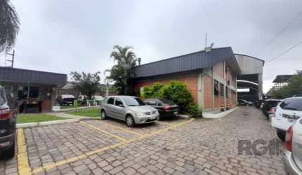 Em aproximadamente 5.000 m² de terreno com 2.400 m² de área construída distribuídos em 2000 m² pavilhão coberto com possibilidade de fechamento total e área administrativa de 400 m² com salas, escritó