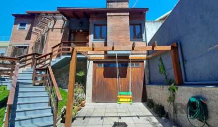 Linda Casa em condomínio sustentável, estilo Inglesa, com 4 dormitórios, sendo 1 suíte, com ambientes amplos, bem arejada, com ventilação e iluminação natural. Térreo com amplo living para 3 ambientes