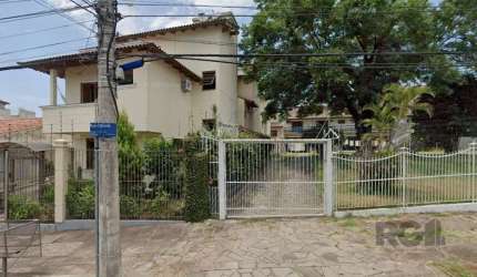 Lindo sobrado em condomínio, com 4 espaçosos dormitórios, sendo 1 suíte, living para 2 ambientes, lavabo,  banheiro social, copa/cozinha, espaço gourmet com churrasqueira, banheiro auxiliar, lavanderi