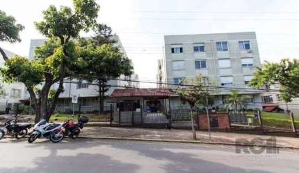 Apartamento reformado em bom estado de conservação.&lt;BR&gt; Possuí dois dormitórios, living para dois ambientes, cozinha com armários, banheiro social, dependência de empregada com banheiro auxiliar