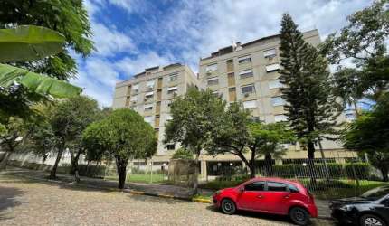 Vende-se apartamento amplo de 3 dormitórios, banho social, living amplo em 2 ambientes, área de serviço independente, banheiro auxiliar e 1 vaga de garagem. Prédio com elevador, portaria 24h, biciclet