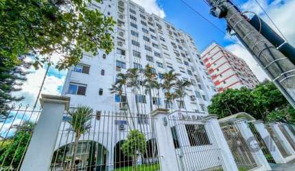 Encante-se com este charmoso apartamento de 61,60 m² localizado na Avenida Icaraí, no deslumbrante bairro Cristal, em Porto Alegre/RS. Este lar acolhedor oferece dois dormitórios, proporcionando espaç