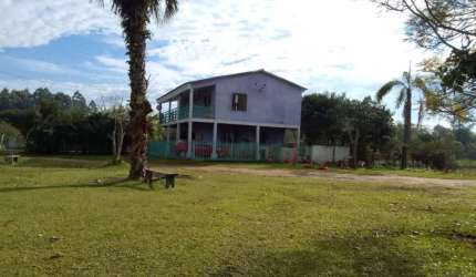 SÍTIO COM 1,5 Ha,  COM 2 CASAS, UM SOBRADO SALA , COZINHA, 3 DORMITÓRIOS SENDO OS 3 SUÍTE, GARAGEM. A SEGUNDA CASA COM 2 DORMITÓRIOS, SALA , COZINHA , BANHEIRO E GARAGEM. POSSUI 2 GALPÕES SENDO QUE UM