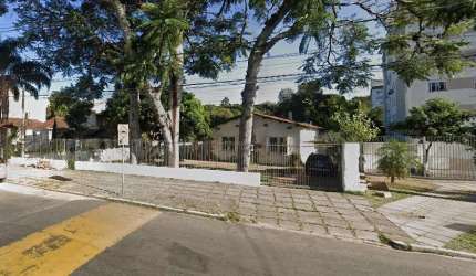 Belissimo Terreno no Bairro Vila Nova, em AV principal, fácil acesso a AV Cavalhada e Juca Batista. Em frente a escola, próximo ao Alphaville, com 20 m de frente por 258 m de profundidade.  Região em 