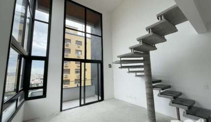 Linda cobertura no bairro Petrópolis, com 168m2, esse duplex tem conta com uma vista de tirar o folego em seu andar superior junto com um ambiente aconchegante para um churrasco ou evento com sua famí