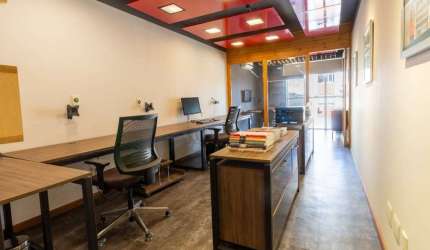 Sala comercial na Lima e Silva! Excelente conjunto comercial, andar alto, frente, semi-mobiliado (ideal para atividades de arquitetura e engenharia) - banheiro - recepção - ótima disposição e funciona