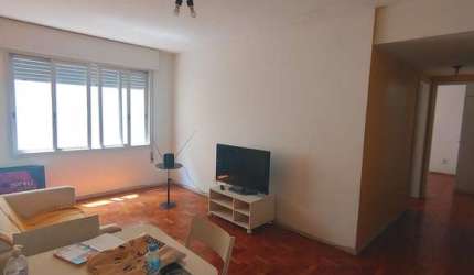Novidade! Apartamento de 02 dormitórios (mais quarto auxiliar com banheiro) desocupado com peças amplas, silencioso e posição leste (sol da manhã), lateral/fundos. Localização perfeita, colado no melh