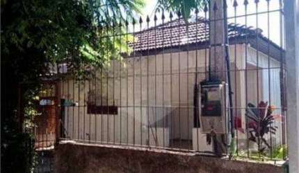 Vendo terreno no bairro fátima, ótima oportunidade em Canoas.&lt;BR&gt; Terreno medindo 10x30 com 300m²,  plano e com uma casa de madeira. Ótimo para uma nova construção, ou para investimento de um pe