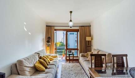 Vende-se cobertura com vista panorâmica, 3 dormitórios com suíte, 3 vagas, living em 3 ambientes, lavabo, área de 269m² privativa. Banheiro social, copa e cozinha, área de serviço separada, dependênci