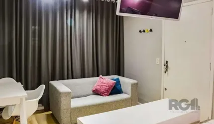 'Encante-se por este aconchegante Studio com 27,89m² privativos, finamente mobiliado e iluminado, para quem busca conforto e privacidade, localizado no tradicional bairro Menino Deus em Porto Ale