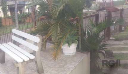 Bela cobertura de frente, com 2 dormitórios amplos e bem arejados e ensolarados com uma linda vista  perene para o bairro. Living com 2 ambientes, sacada envidraçada, dois ar condicionado, banheiro so