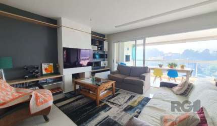 Excelente e amplo apartamento no Condomínio Rossi Parque Panamby, andar alto, fundos, com 162m² privativos, 3 suítes, 2 vagas e infra completa. Possui living super amplo com sala de estar com lareira 