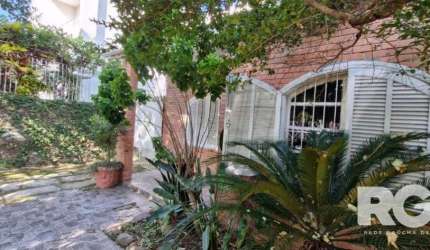 Ampla casa residencial podendo ser comercial também, com 03 quartos, banheiro com bancada de mármore, com possibilidade de transformar em suíte, living 2 ambientes mais uma sala de estar e de jantar, 