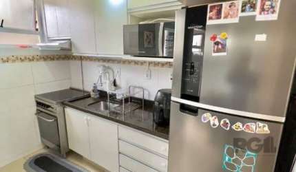 Excelente imóvel com 3 dormitórios, peças amplas, totalmente reformado, ensolarado, muito bem localizado, próximo a rotula do pápa, pão da Nona e demais conveniências da região, venha conhecer e se en