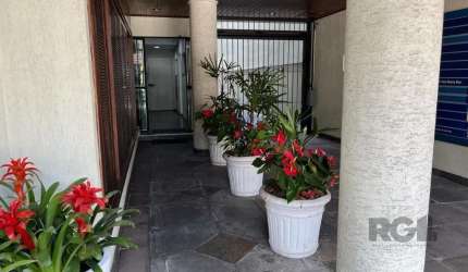 Vendo sala comercial em ótima localização da Av. Cristóvão Colombo.&lt;BR&gt;Prédio com vídeo porteiro.
