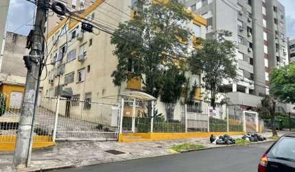 Vende apto 02 dormitórios, sala, banheiro, cozinha e área de serviço separada.&lt;BR&gt;Prédio localizado bem próximo ao Parque Germânia, Hospital Banco de Olhos, da Praça Fortunato Pimentel.&lt;BR&gt