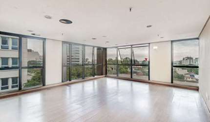 Linda sala comercial no bairro Bela Vista em Porto Alegre. Imóvel com 37 m² de área privativa, piso cerâmico, copa, lavabo, localizado no 8º andar de frente, uma vaga de estacionamento. Próximo à Av. 