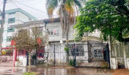 CASA COM FINALIADE MIXTA, RESIDENCIAL OU COMERCIAL, ZONA NOBRE, FUNDOS ZAFFARI G VARGAS, DOIS PAVIMENTOS,  IDEAL PARA CLÍNICA FACE PROXIMIDADES HOSPITAL MÃE DE DEUS. ENTRE AVENIDA GANZO E BASTIAN, A U