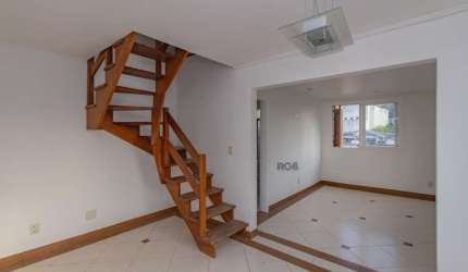Cobertura a venda no bairro Santana!&lt;BR&gt;Cobertura com 2 dormitórios, sendo um deles suíte, 123m² privativos. No andar inferior, living para dois ambientes, cozinha e banheiro social. No andar su