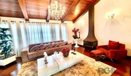 EXCELENTE CASA LOCALIZAÇÃO PRIVELIGIADA, 4 DORMITORIOS, LIVING, JANTAR, GARAGEM PARA 4 CARROS, ZONA ALTA  PROXIMO COLEGIO FARROUPILHA E RECURSOS. ATUALMENTE ESTA LOCADA ATÉ MARÇO DE 2027.
