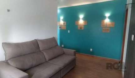Ótimo apartamento no Sarandi, de frente, desocupado, com 58m² privativos, de 2 dormitórios. Possui sala ampla, 2 dormitórios, banheiro com box de vidro e ventilação natural, cozinha mobiliada e área d
