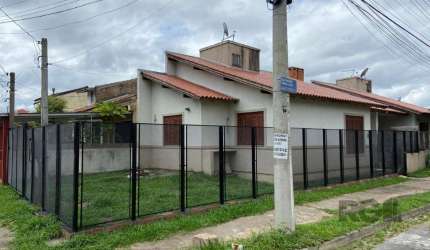 Ótima casa térrea de esquina com 2 dormitórios, desocupada, Loteamento Campos de Ipanema, living para 2 ambientes, cozinha americana, área de serviço, 2 vagas. Imóvel quitado e devidamente regularizad