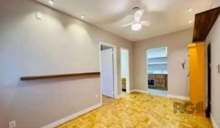 Ótimo apartamento no Partenon, próximo da IIIª Perimetral, a poucos minutos da PUC, desocupado, todo reformado, semi mobiliado, com 36m² privativos, de 1 dormitório e vaga. Possui sala ampla para 2 am