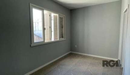 JK reformado à venda no Bairro Bom Fim em Porto Alegre. Sala/quarto, cozinha e banheiro separados. 2 lances de escada. Condomínio localizado a meia quadra da Avenida Oswaldo Aranha e próximo a todos r