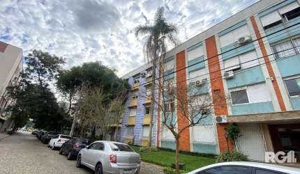 Descubra o seu novo lar no Menino Deus, em Porto Alegre! Este apartamento no edifício Rio Formoso possui 83,65 m² de área privativa e oferece um espaço acolhedor com 3 dormitórios, sendo 1 suíte. Apro