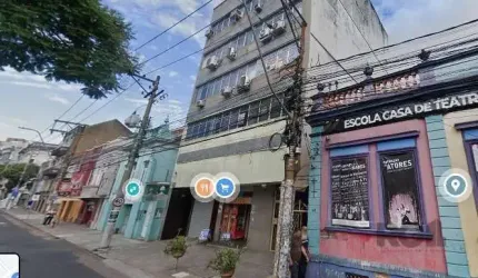 Localizada no coração da Avenida Cristóvão Colombo, uma das principais vias comerciais de Porto Alegre, esta sala comercial oferece uma excelente oportunidade para empresas que buscam visibilidade e l