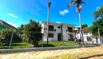 LINDA CASA NO BAIRRO JARDIM CARVALHO.&lt;BR&gt;&lt;BR&gt;Esta linda casa tem 351,60m2 de área construída em uma propriedade de 743m2, a casa conta com salão de festas com churrasqueira, sala de estar,