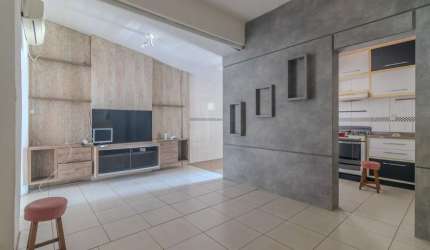 Sobrado três quartos com uma suíte, living, banheiro social, cozinha e pátio. O sobrado possui armários embutidos no quarto e na cozinha, móveis planejados, ar condicionado, fogão, geladeira e permane