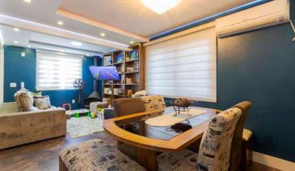 Excelente casa em condomínio, com 105m² de área privativa, localizada no bairro Tristeza. Dispõe de 3 dormitórios, sendo 1 suíte com closet e hidromassagem, living 2 ambientes, lavabo, lareira, cozinh