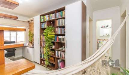 Vende-se apartamento duplex, semi mobiliado , com 1 vaga, reformado, espaçoso, ensolarado. 1º pavimento com 2 dormitórios, banheiro e sala de home office. 2º pavimento com  sala, cozinha integrada com