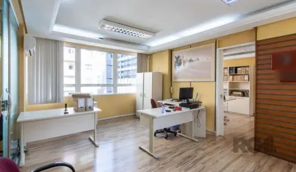 Sala Comercial à Venda no Centro Histórico de Porto Alegre!&lt;BR&gt;&lt;BR&gt;Oportunidade imperdível único na Avenida Senador Salgado Filho: conjunto/sala com 37m² de área privativa e 50m² de área t