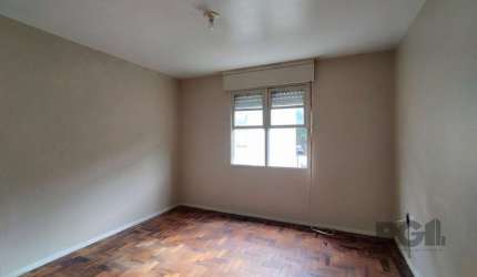 Apartamento com 2 dormitórios á venda no bairro Cristal. Apartamento em posição lateral, bem ventilado e, a 3 minutos do Barra Shopping e do Pontal. Vale conferir, agende sua visita hoje mesmo!!&lt;BR