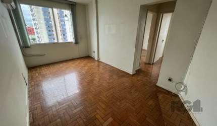 Apartamento de dois quartos e uma vaga de garagem no bairro Cidade Baixa em Porto alegre. &lt;BR&gt;&lt;BR&gt;Este charmoso apartamento de dois dormitórios, situado no coração do bairro Menino Deus, e