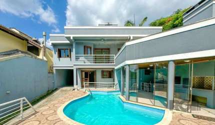 Apresento esta deslumbrante casa em condomínio, no coração de Agronomia, combinando luxo e elegância em cada detalhe.&lt;BR&gt;&lt;BR&gt;Com 4 suítes espaçosas, incluindo uma master com closet, sala d